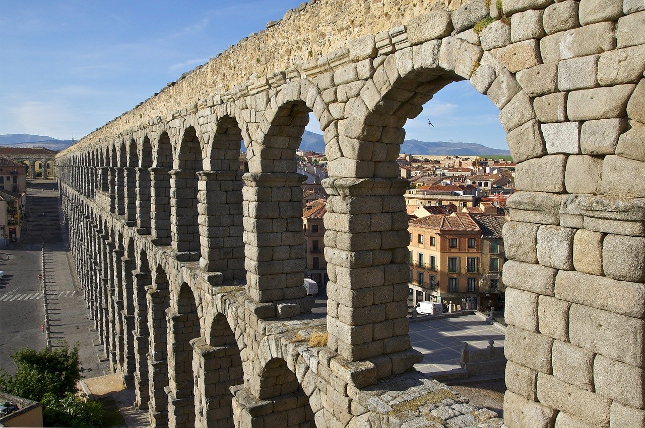 Junto a los Arcos del Acueducto – Segovia Extramuros